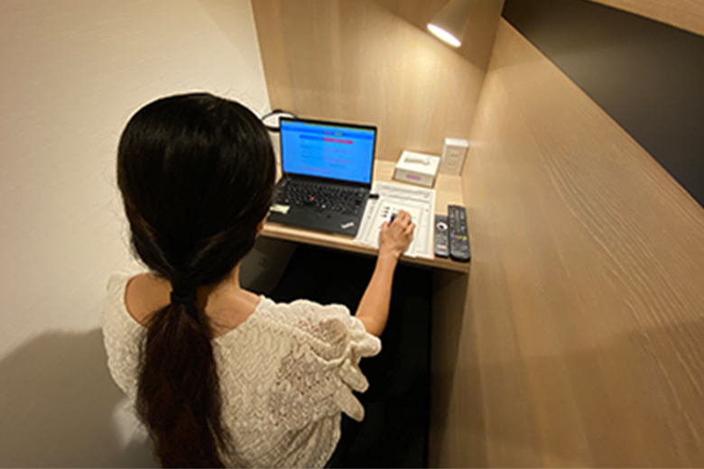 PCなどを置いてテーブルで作業