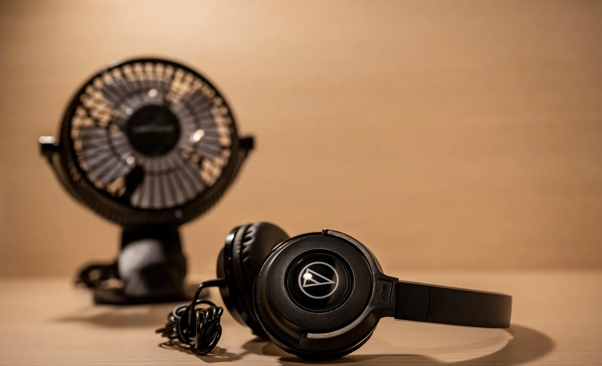 キャビンに備え付けの扇風機とヘッドフォン