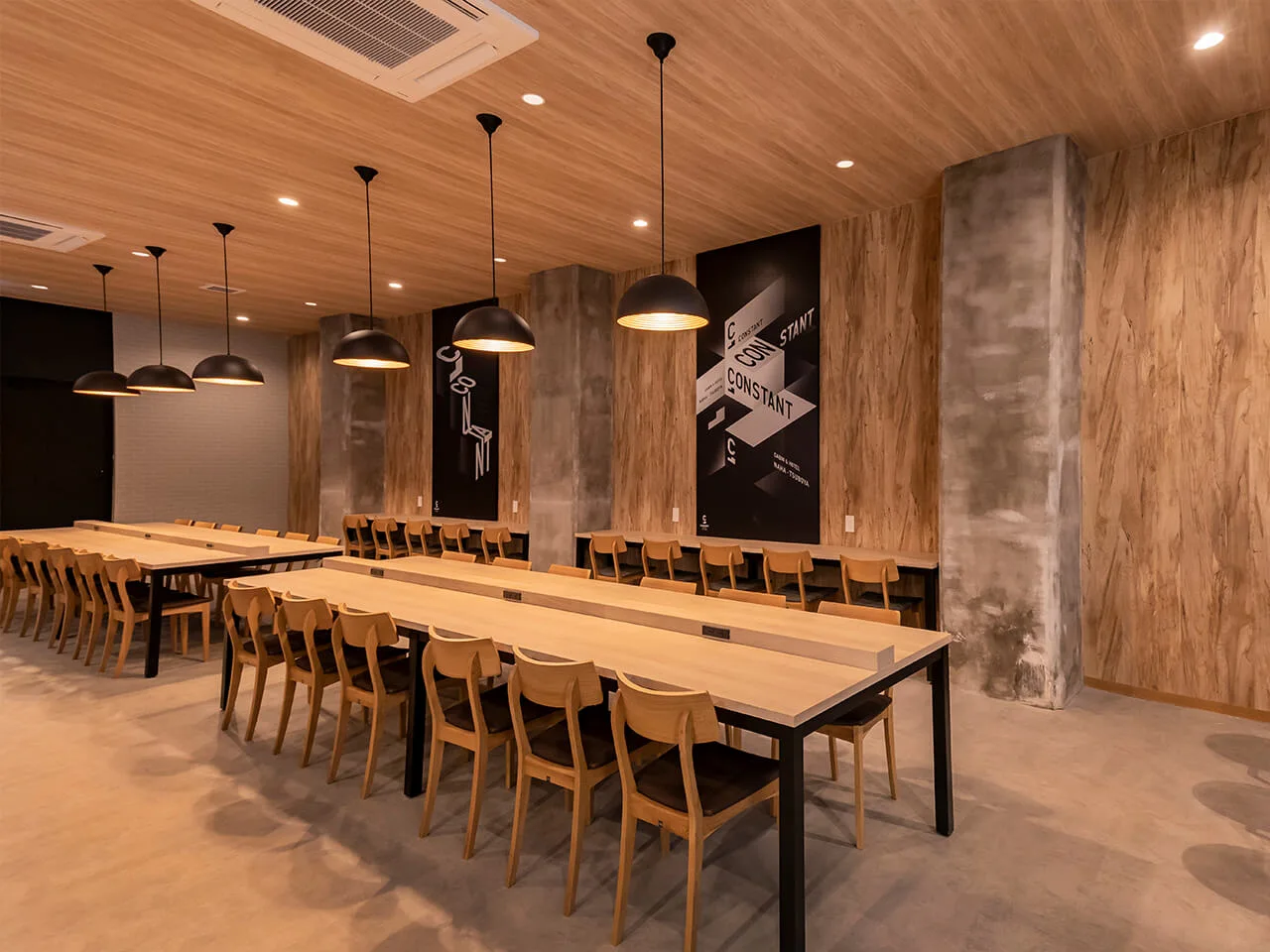 コンスタントホテルの一階のラウンジスペースの写真