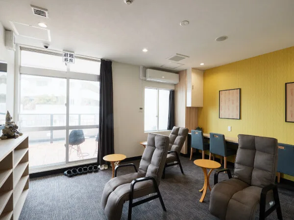 漫画などが置いてある共同休憩スペース