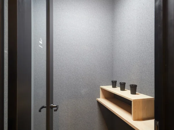 コンスタントホテル一階のスモーキングルーム