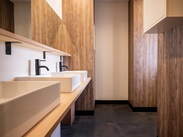 1階から4階にある共同洗面スペースの写真