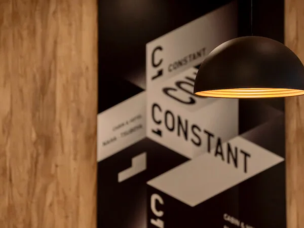 コンスタントホテルの象徴的なロゴが入った壁